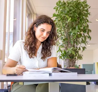 Studeren bruine krullen vrouw 3