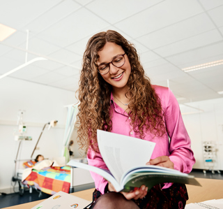 VT vrouw bril zorg in boek bladeren
