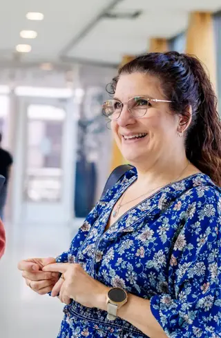 Vrouw op loopbrug donker haar donker top