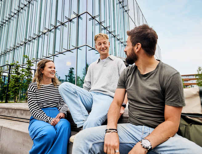 Buiten algemeen drie mensen op vlonder