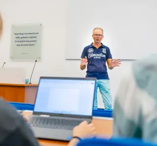 Docent bril collegezaal