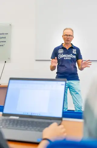 Docent bril collegezaal