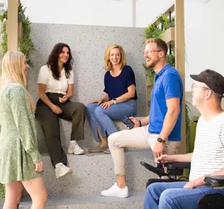 Groepje in zitje in gang naar P
