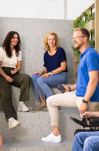 Groepje in zitje in gang naar P