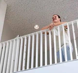 Jongen hangt over loopbrug