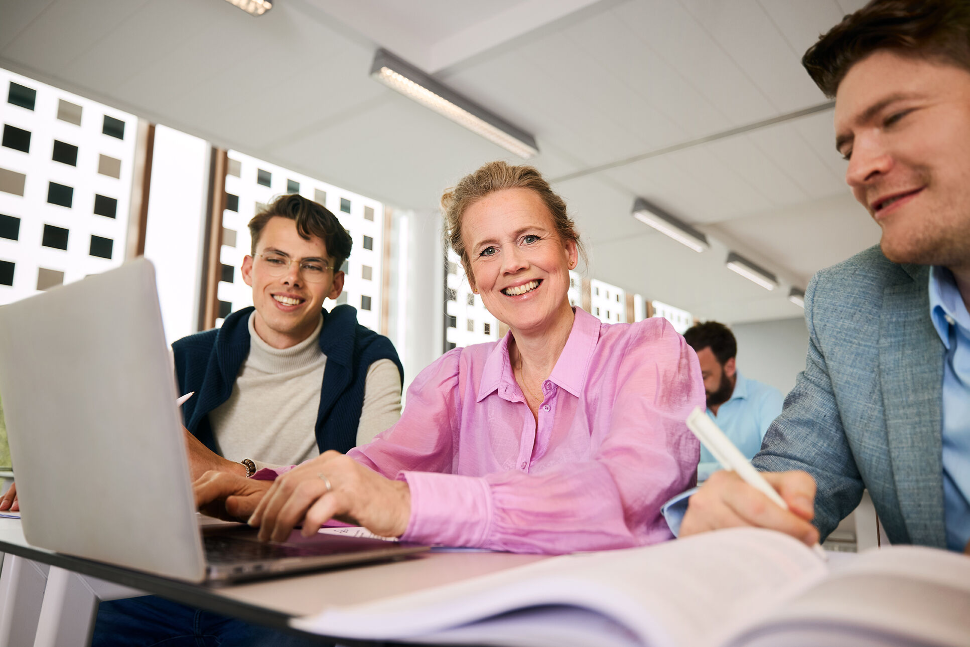 DT vrouw in les met mannen
