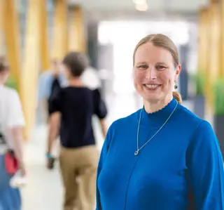 Vrouw op loopbrug lage staart