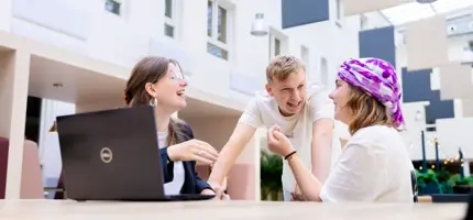 Drie vt studenten in atrium 3