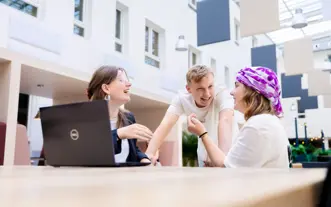 Drie vt studenten in atrium 3