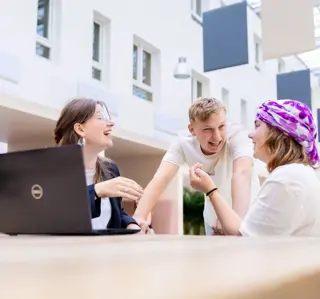 Drie vt studenten in atrium 3