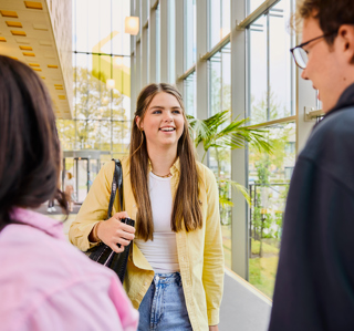 Algemeen drie studenten in gesprek