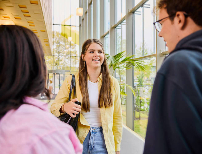 Algemeen drie studenten in gesprek