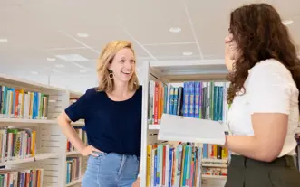 Twee jonge vrouwen in gesprek studiecentrum 2