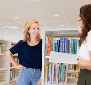 Twee jonge vrouwen in gesprek studiecentrum 2