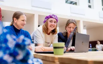 twee vt meiden plus vrouw atrium laptop 2