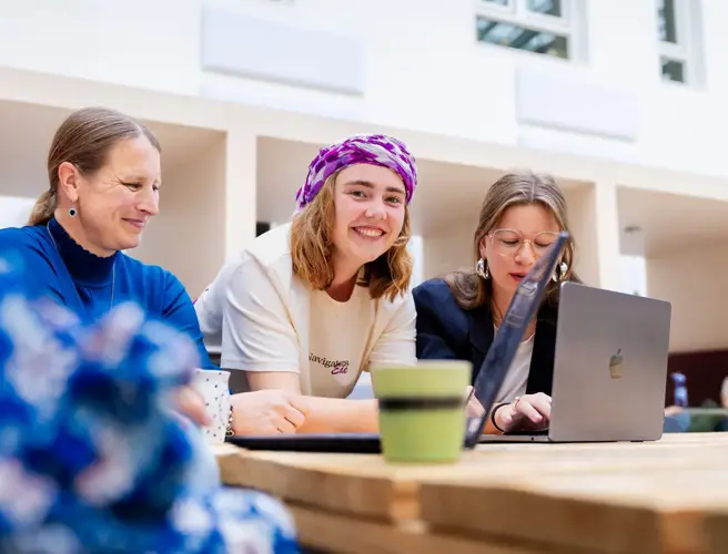 twee vt meiden plus vrouw atrium laptop 2