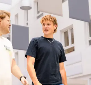 Twee blonde jongens in atrium