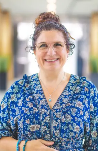 Vrouw op loopbrug bloemen top 2