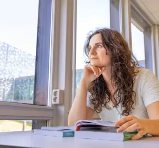 Meid bruin haar staart uit raam studiecentrum
