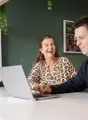 vrouw en jongen bij laptop 3