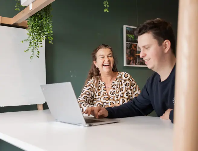vrouw en jongen bij laptop 3