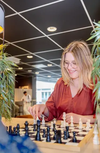 vrouw rood blouse schaken