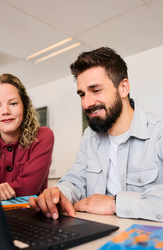 DT twee studenten achter laptop