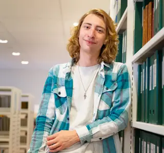Jongen lang haar neusring met boek