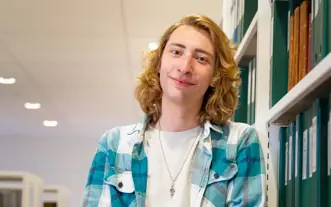 Jongen lang haar neusring met boek