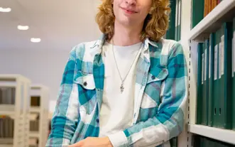 Jongen lang haar neusring met boek