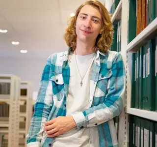 Jongen lang haar neusring met boek