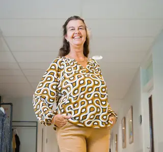 Vrouw printblouse in gang