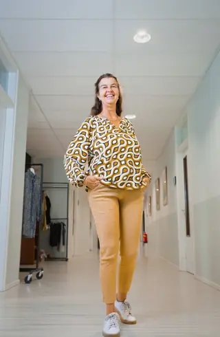 Vrouw printblouse in gang