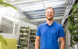 Man bril blauwe polo gang naar P