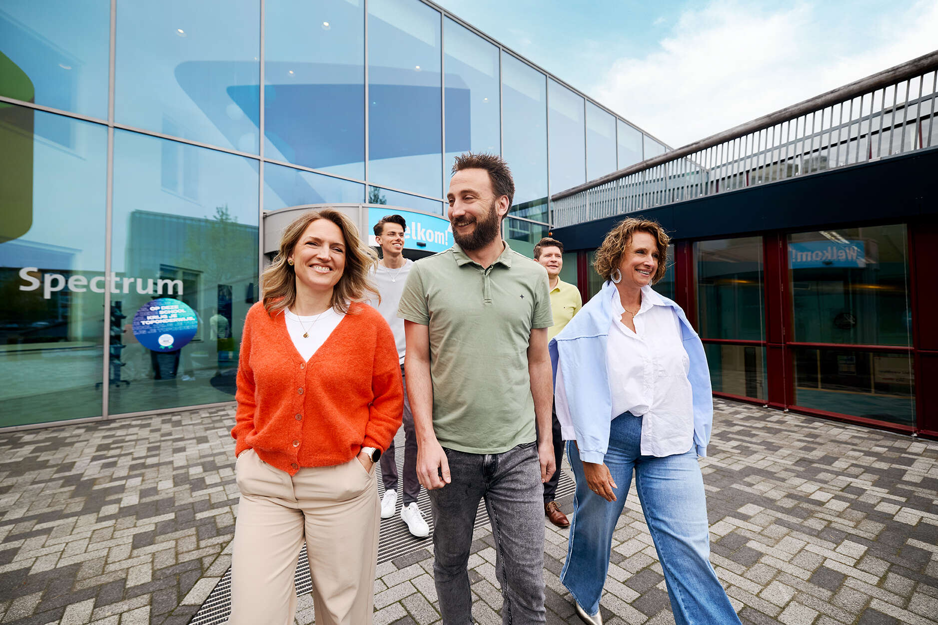 DT groep loopt naar buiten