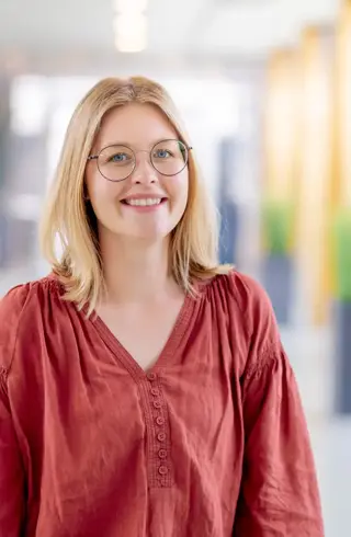 Vrouw op loopbrug rode top 2