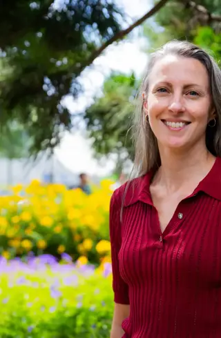 DT vrouw rood truitje 1