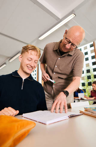 Algemeen docent legt uit aan bureau