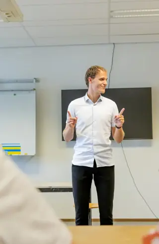 Jonge docent overhemd voor de klas