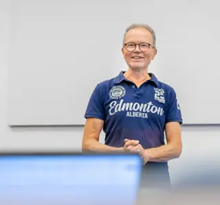 Docent bril collegezaal close up