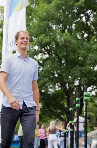 Mannelijke student CHE buiten 7