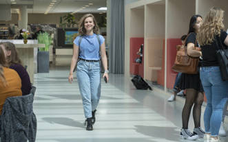 Vrouwelijke student in Atrium CHE 1