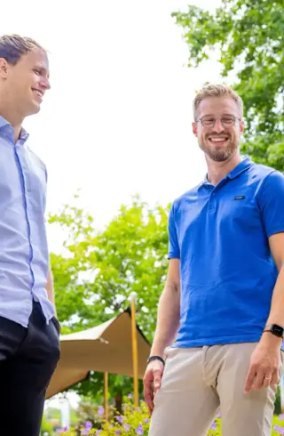 Drie studenten CHE buiten 1