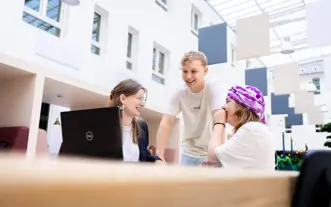 Drie vt studenten in atrium 1