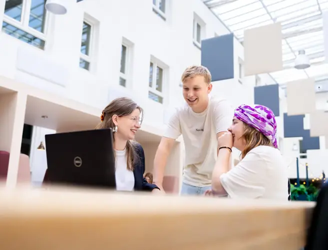 Drie vt studenten in atrium 1