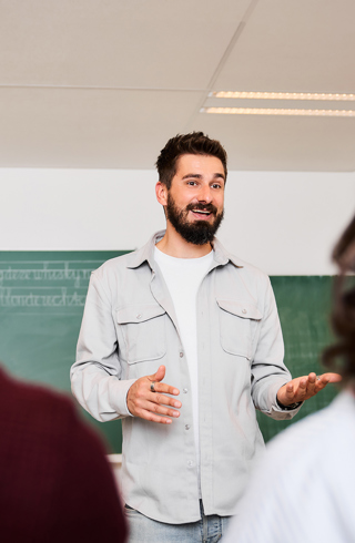 Docent met baardje legt uit